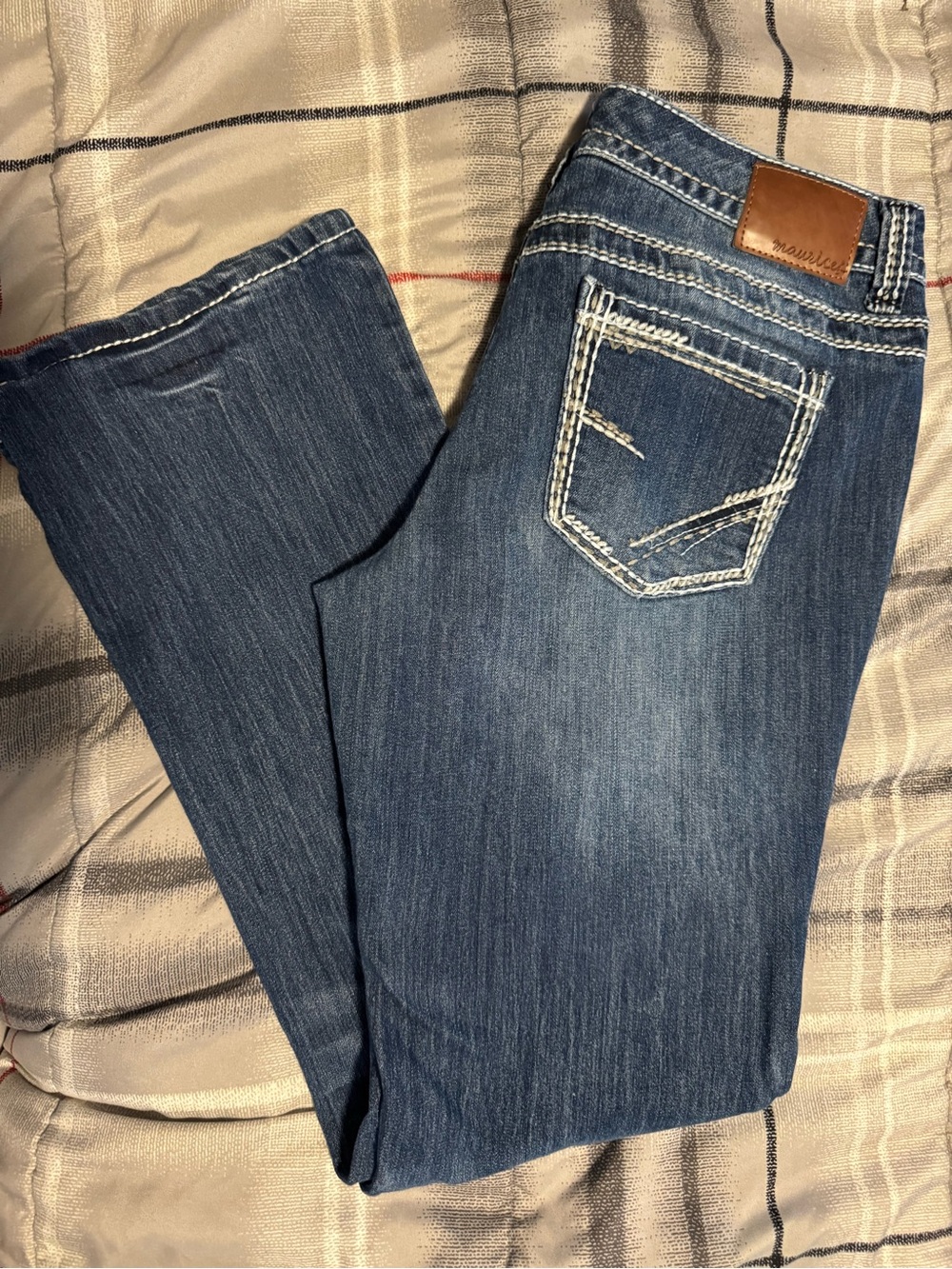 Maurices Women's Blue Jeans with Contrast Stitching 9/10 short